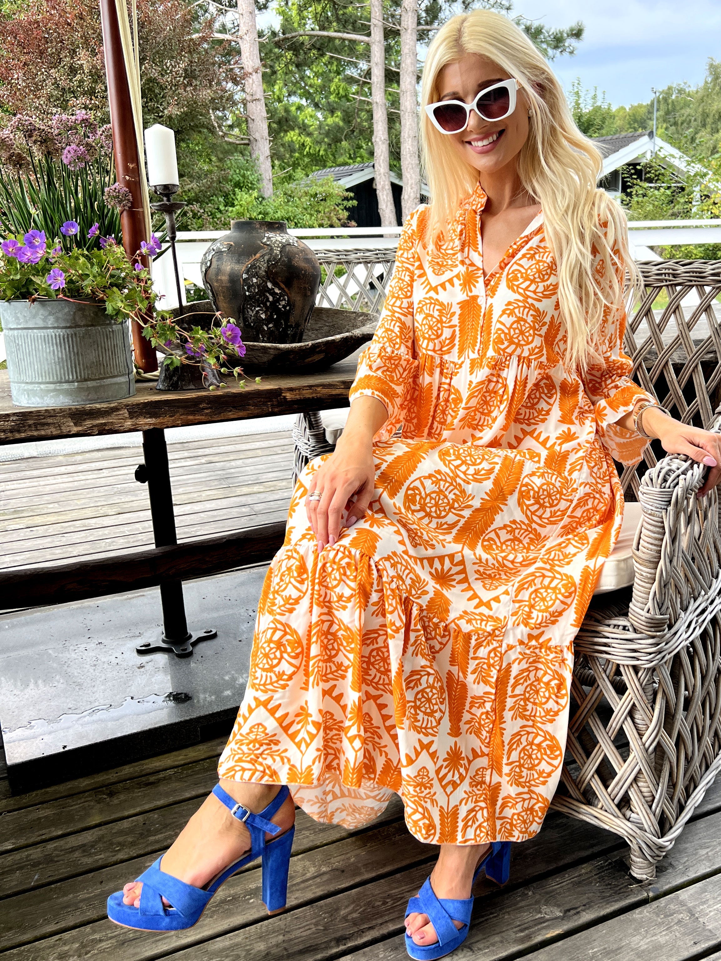 Petra - Lång vit viskosskjorta med färgat mönster